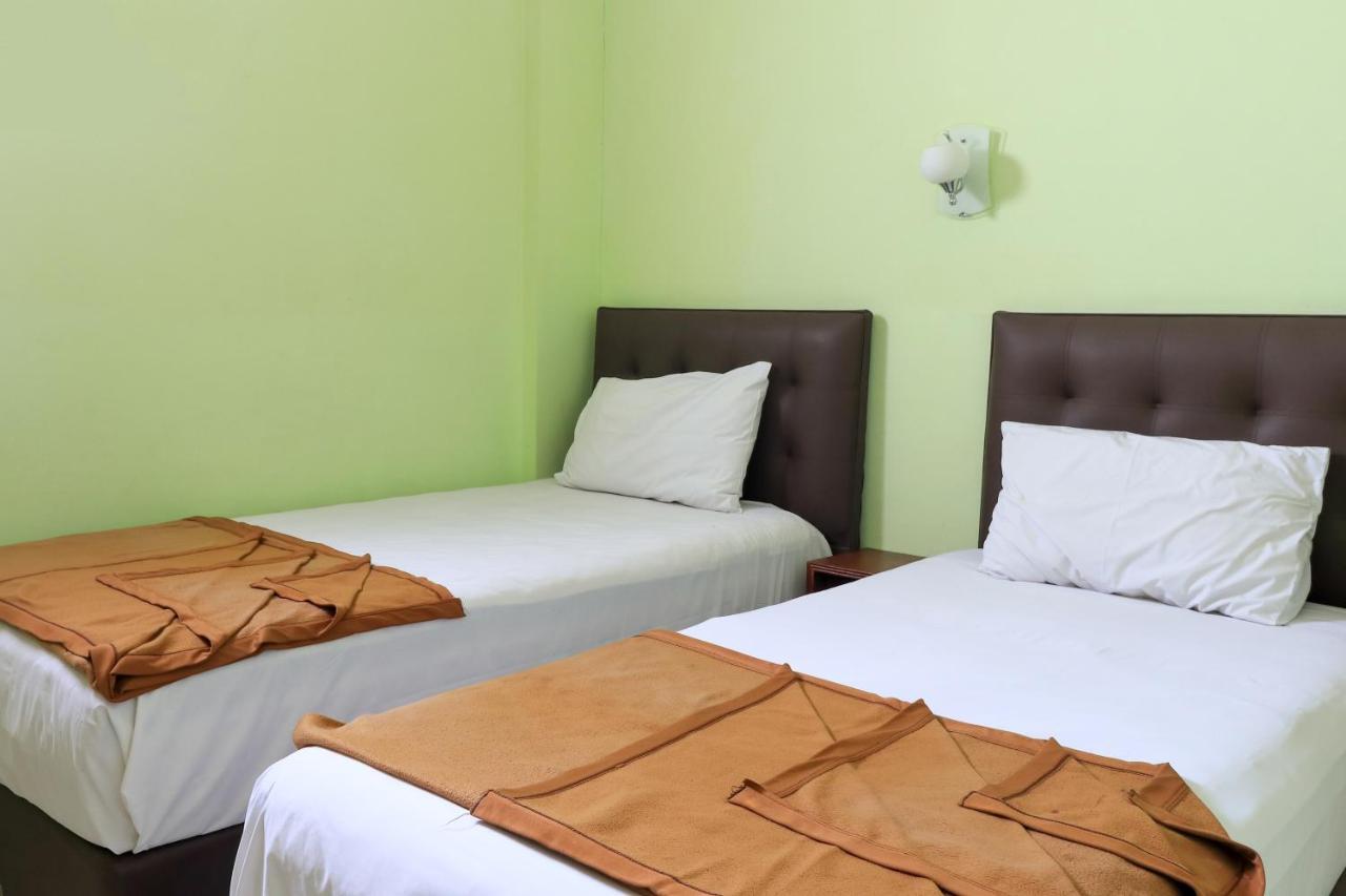 Hotel Prisma Sidoarjo Buitenkant foto
