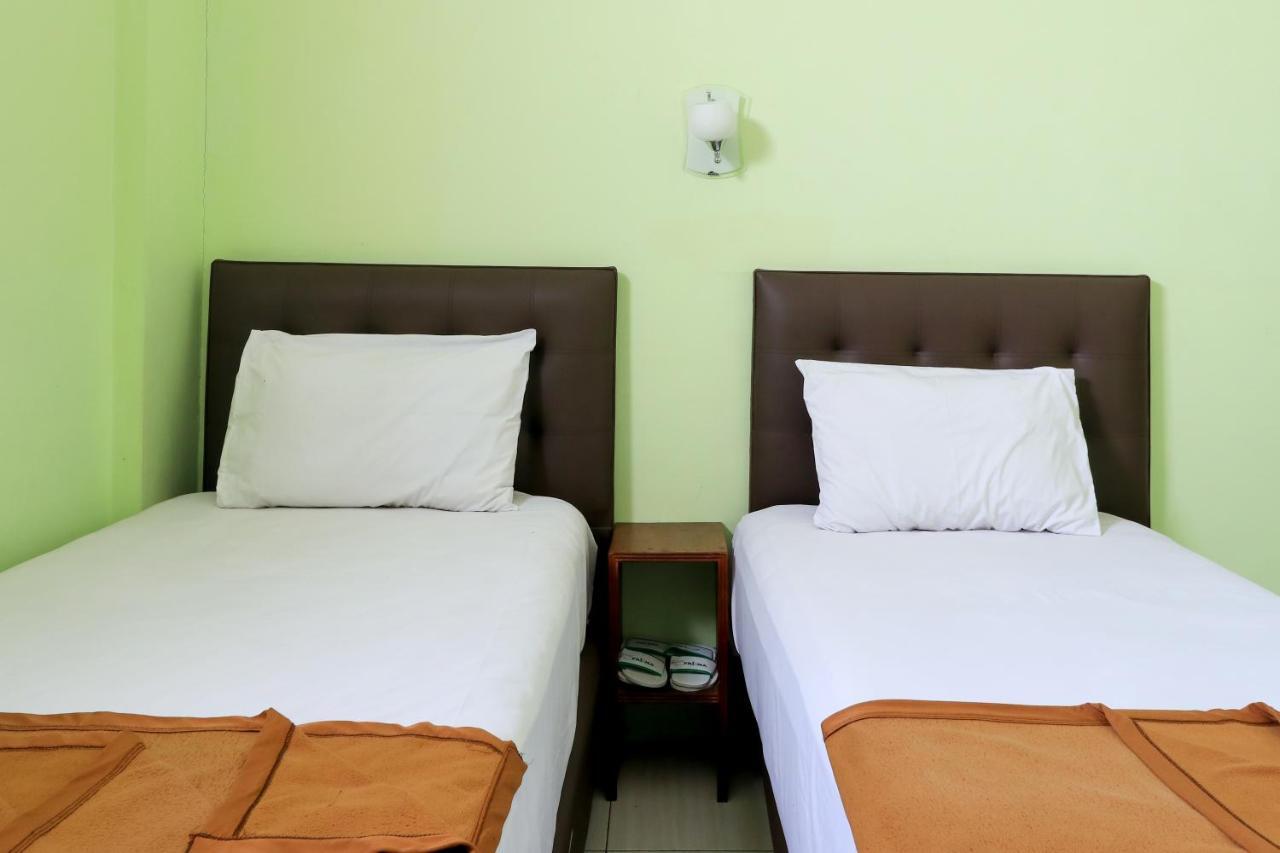 Hotel Prisma Sidoarjo Buitenkant foto