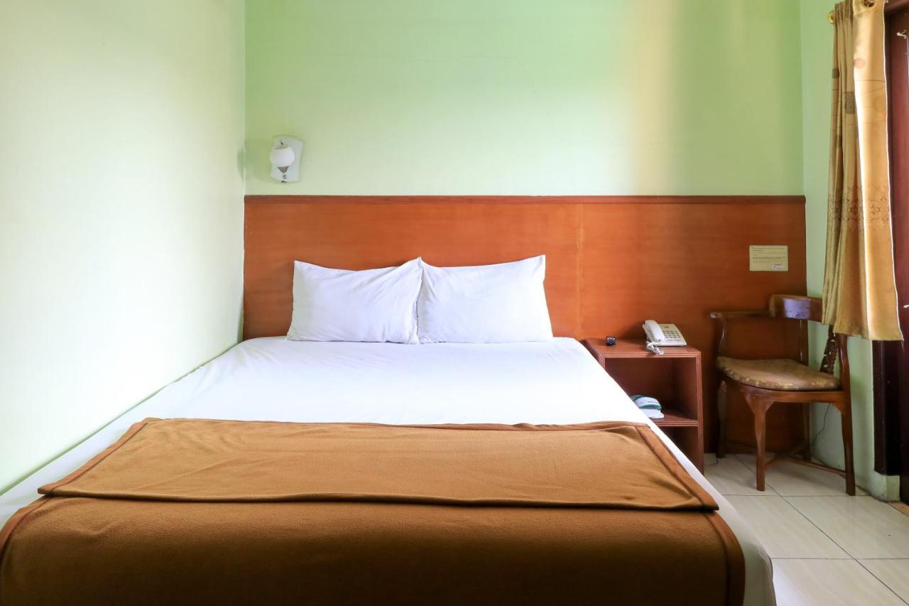 Hotel Prisma Sidoarjo Buitenkant foto