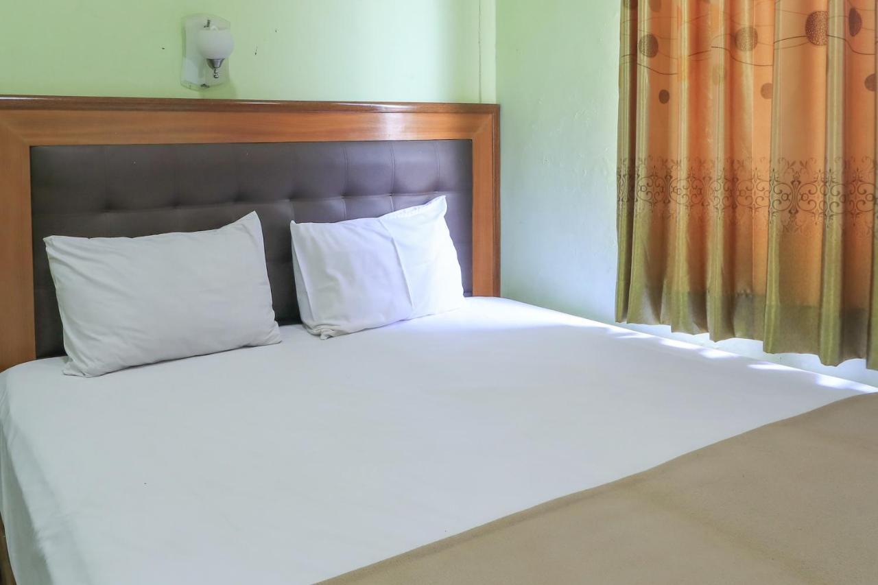 Hotel Prisma Sidoarjo Buitenkant foto