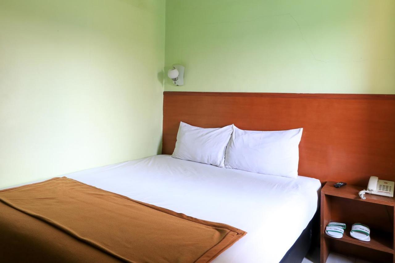 Hotel Prisma Sidoarjo Buitenkant foto